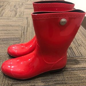 Red Ugg short Sienna rain boots